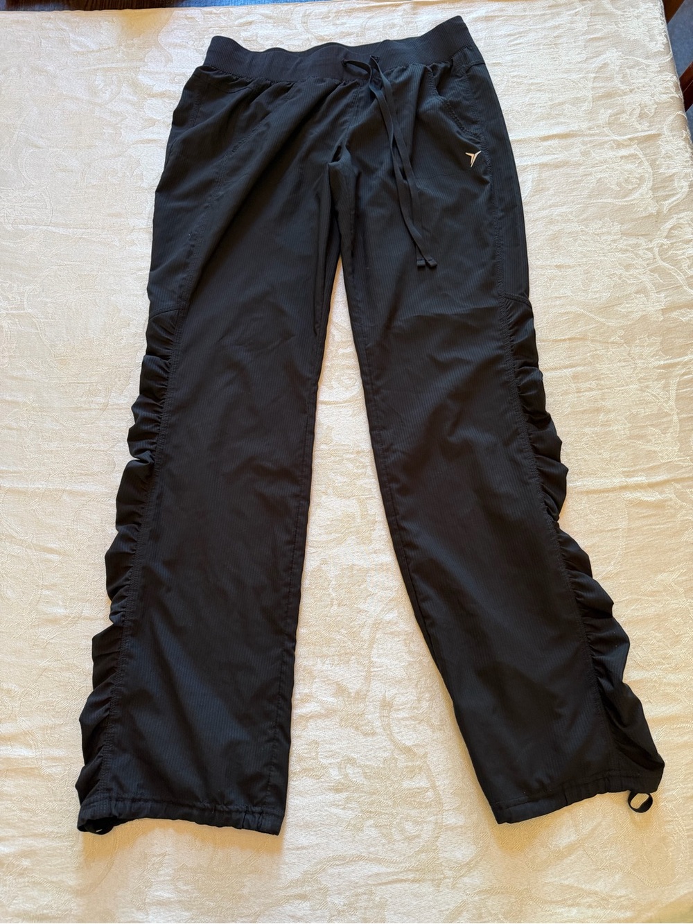 Old Navy Women’s Active Pants Ruched Sides and Adjustable Ankles Black Size M